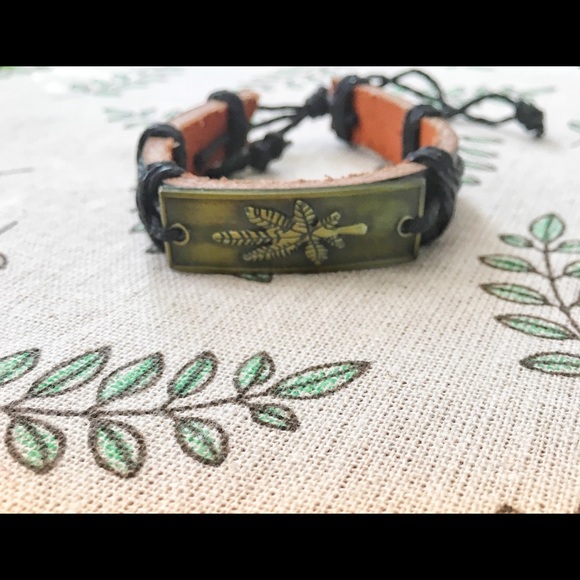 Black Leather Flower Bracelet - Picture 1 of 2